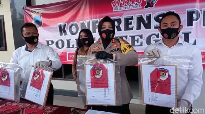 Kapolresta Tegal Kota AKBP Rita Wulandari saat jumpa pers penetapan Wakil Ketua DPRD Kota Tegal Wasmad Edi Susilo sebagai tersangka kasus konser dangdut saat pandemi COVID-19, Senin (28/9/2020)