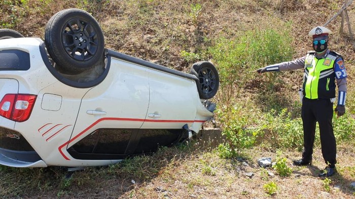 Kecelakaan kembali terjadi di jalan tol wilayah Pasuruan. Mobil Suzuki Ignis menabrak pikap di Tol Surabaya-Malang lalu terbalik.