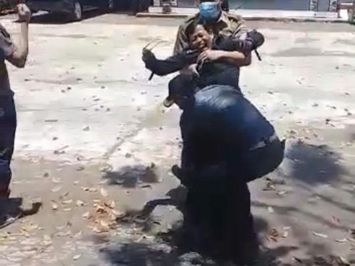 Kepsek di Garut digotong petugas lantaran mencoba kabur saat swab test