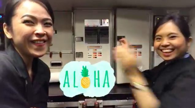 Seperti Ini Kesibukan Pramugari dan Chef Sajikan Makanan di Pesawat