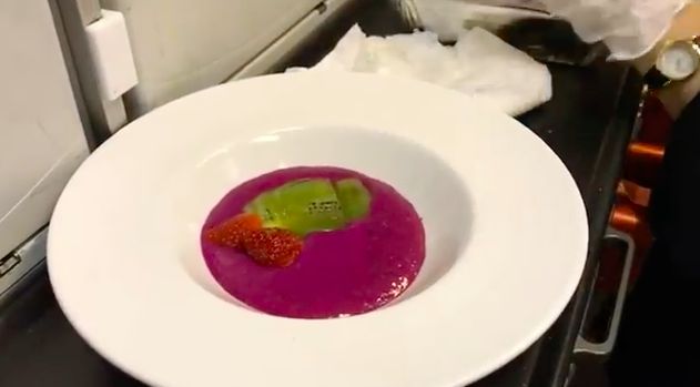 Seperti Ini Kesibukan Pramugari dan Chef Sajikan Makanan di Pesawat
