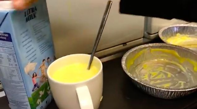 Seperti Ini Kesibukan Pramugari dan Chef Sajikan Makanan di Pesawat