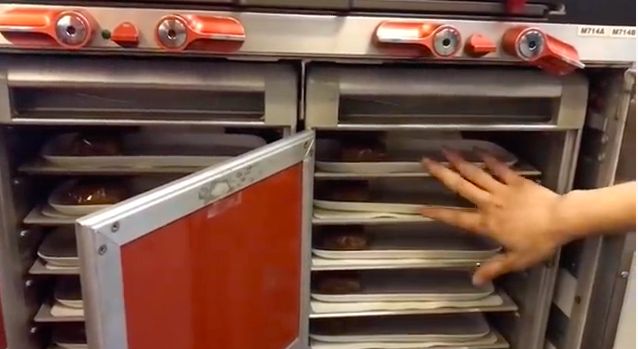 Seperti Ini Kesibukan Pramugari dan Chef Sajikan Makanan di Pesawat