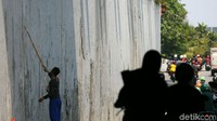 Pengecatan ulang itu juga untuk memberikan kenyamanan kepada pengendara yang melintas di underpass Jalan Basuki Rachmat.
