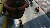 Dinding underpass dicat ulang agar terlihat bersih.