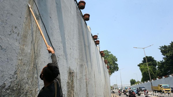 Underpass Jalan Basuki Rachmat Dipercantik dengan Dicat Ulang