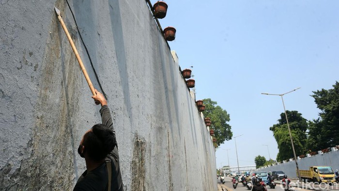 Petugas percantik underpass atau kolong jembatan di jalan Basuki Rachmat, Jakarta Timur, Senin (28/09/2020), dengan melakukan pengecatan ulang.