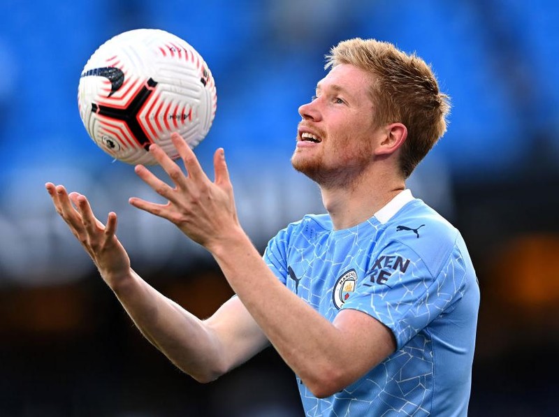 MANCHESTER, ENGLAND - SEPTEMBER 27: Kevin De Bruyne of Manchester City catches a ball during the Premier League match between Manchester City and Leicester City at Etihad Stadium on September 27, 2020 in Manchester, England. Sporting stadiums around the UK remain under strict restrictions due to the Coronavirus Pandemic as Government social distancing laws prohibit fans inside venues resulting in games being played behind closed doors. (Photo by Laurence Griffiths/Getty Images)
