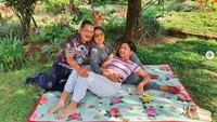 Seru banget lagi santai di bawah pohon rindang. Foto: Instagram