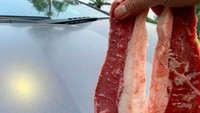 Ada dua hal yang disukai Melvin dari foto ini. Mobil merek Lamborghini dan daging yang nampak juicy. Nyammm! Foto: Instagram melvintenggara
