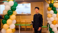Tak hanya satu, bisnis kuliner Melvin juga mencakup Negiya Dining. Begini posenya saat meresmikan pembukaan outlet resto Jepang ini pada pertengahan 2019. Foto: Instagram melvintenggara