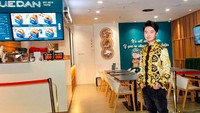 Melvin mengaku keluarganya punya beragam bisnis di bidang shipping, properti, sampai alat berat. Tapi ia juga pilih berbisnis kuliner sendiri. Seperti ketika membuka cabang Truedan di Surabaya. Foto: Instagram melvintenggara