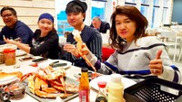 Kulineran mewah juga sering dilakoni Melvin dan keluarga. Saat ke liburan ke kutub utara, mereka pesta king crab yang nikmat.  Foto: Instagram melvintenggara