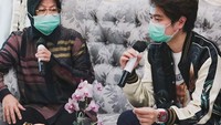 Melvin bahkan diundang khusus oleh wali kota Surabaya, Tri Rismaharini usai menyumbangkan ribuan APD, masker dan sepatu boots untuk puskesmas-puskesmas di Surabaya. Foto: Instagram melvintenggara