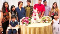 Merayakan ulang tahun sang nenek, seperti ini momen bahagia Melvin dan keluarga besarnya. Mengenai followers Instagram, saat ini Melvin diikuti lebih dari 52 ribu akun. Foto: Instagram melvintenggara