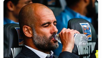 Sudah banyak keluar duit demi bek-bek mahal, pertahanan City tetap saja rapuh. Foto: Twitter