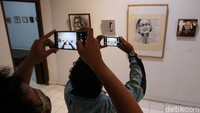Sebagian pengunjung juga mengabadikan karya seni tersebut.