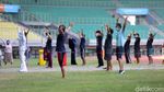 Foto Mengintip Pasien OTG Corona Senam di Stadion Patriot