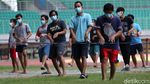Foto Mengintip Pasien OTG Corona Senam di Stadion Patriot