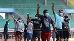 Foto Mengintip Pasien OTG Corona Senam di Stadion Patriot