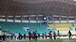 Foto Mengintip Pasien OTG Corona Senam di Stadion Patriot