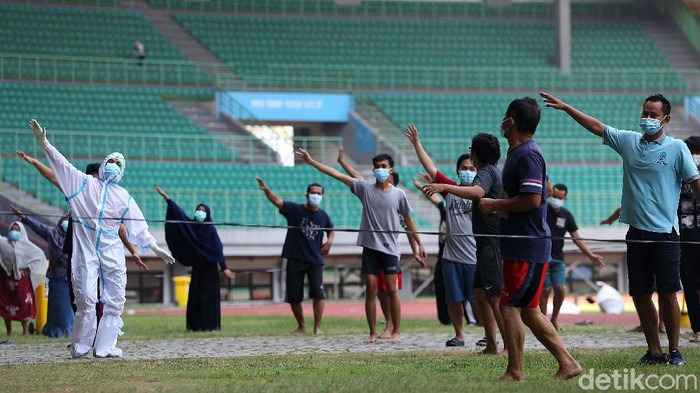 Sejumlah pasien berstatus orang tanpa gejala (OTG) senam bersama tim medis di Stadion Patriot Chandrabaga, Bekasi, Jawa Barat, Senin (28/9/2020). Sebanyak 30 pasien OTG mengikuti kegiatan senam yang bertujuan untuk meningkatkan sistem imun. Senam berlangsung selama 45 menit.