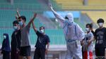 Foto Mengintip Pasien OTG Corona Senam di Stadion Patriot