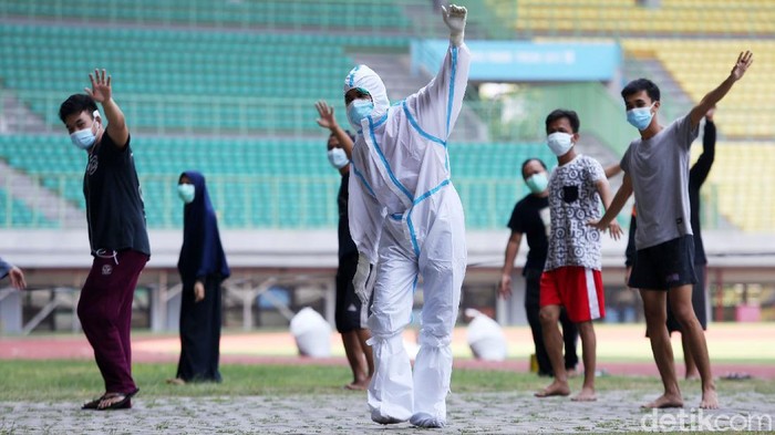 Sejumlah pasien berstatus orang tanpa gejala (OTG) senam bersama tim medis di Stadion Patriot Chandrabaga, Bekasi, Jawa Barat, Senin (28/9/2020). Sebanyak 30 pasien OTG mengikuti kegiatan senam yang bertujuan untuk meningkatkan sistem imun. Senam berlangsung selama 45 menit.