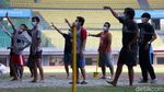 Foto Mengintip Pasien OTG Corona Senam di Stadion Patriot