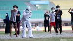 Foto Mengintip Pasien OTG Corona Senam di Stadion Patriot