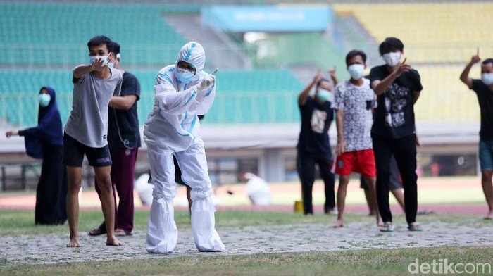 Mengintip Pasien OTG Corona di Senam Stadion Patriot Sejumlah pasien berstatus orang tanpa gejala (OTG) senam bersama tim medis di Stadion Patriot Chandrabaga, Bekasi, Jawa Barat, Senin (28/9/2020). Sebanyak 30 pasien OTG mengikuti kegiatan senam yang bertujuan untuk meningkatkan sistem imun. Senam berlangsung selama 45 menit.
