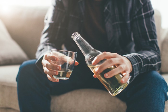 minuman beralkohol Young depressed man