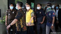 Untuk diketahui, dalam kasus surat jalan palsu dan pelarian Djoko Tjandra, Bareskrim menetapkan Djoko Tjandra sendiri sebagai tersangka. Selain itu, pengacaranya, yakni Anita Kolopaking, dan mantan Karo Kowas PPNS Bareskrim Polri Brigjen Prasetijo Utomo ditetapkan sebagai tersangka.