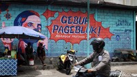 Mural itu bertuliskan Gebuk Pagebluk Ngangge Protokol 3M atau Pukul Wabah dengan Protokol 3M.