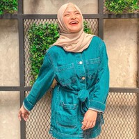 Nathalie Holscher kerap memilih hijab warna pastel. Seperti dalam foto ini, ia tampak menggunakan hijab pashmina mocca dengan inner rajut warna senada dengan menggunakan satu jarum pentul dibawah bagian leher. Foto: Instagram @nathalieholscher