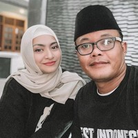 Sejak memutuskan mualaf dan berhijab, Nathalie mendapatkan berbagai dukungan dari warganet dan kerabat terdekatnya. Ia kini menyibukan diri dengan membuat berbagai konten di Youtube. Foto: Instagram @panjikomara