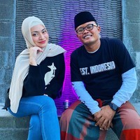 Membagikan foto OOTD di akun Instagramnya, Nathalie tampil casual dengan memakai atasan dan bawahan jeans. Dipadukan dengan hijab pashmina mocca. Foto: Instagram @ferdinan_sule