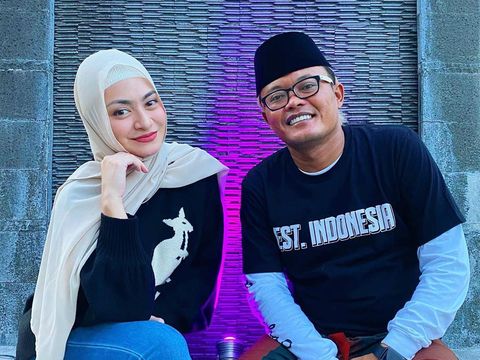 Nathalie Holscher yang sudah berhijab dan Sule