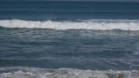 Ombak pantai yang susul menyusul berirama. (Foto: Lena Ellitan/dtraveler)