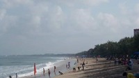 Suasana damai di Pantai Kuta. (Foto: Lena Ellitan/dtraveler)