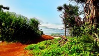 Harga tiket masuk Pantai Watu Bolong sudah termasuk tiket satu kawasan atau TPR Baron. Cukup merogoh kocek Rp 10.000, pengunjung dapat menikmati lebih dari 7 pantai dalam kawasan ini. 