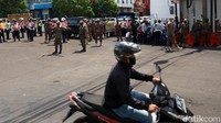 Pedagang Pasar Baru Bandung memindahkan water barier ke pinggir jalan.