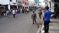 Usai pembukaan paksa, kendaraan pun kembali melintas di Jalan Suniaraja-Otista dan para pedagang membubarkan diri kembali ke tempatnya masing-masing.