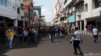 Para pedagang membubarkan diri usai melakukan pembukaan Jalan Suniaraja-Otista.