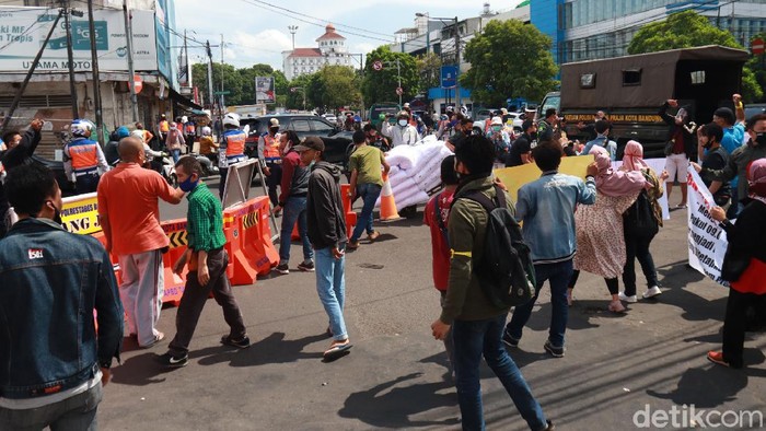 Pedagang pasar baru turun ke jalan protes kebijakan buka tutup Jalan Otista-Suniaraja.