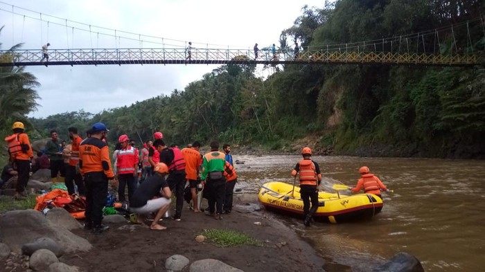 Pencarian bocah korban hanyut di Sungai Serayu, Banjarnegara, Senin (28/9/2020).