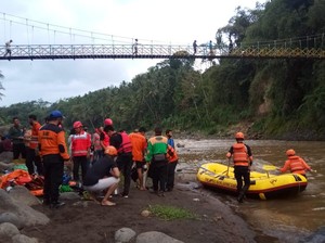 Seorang Bocah Hanyut di Sungai Serayu Banjarnegara