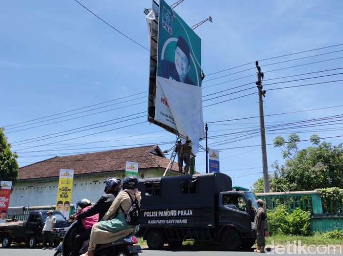 Bawaslu Banyuwangi menyapu bersih alat peraga kampanye (APK) liar. Yang ditertibkan hari ini meliputi APK paslon yang sudah ditetapkan sebagai kontestan Pilkada, maupun yang dinyatakan tidak lolos.
