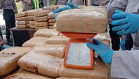 Selanjutnya paket berisi daun ganja kering berikut tersangka, Deny Febrianto digiring ke Mapolres. Hasil interogasi diduga Deny adalah kurir lintas provinsi.