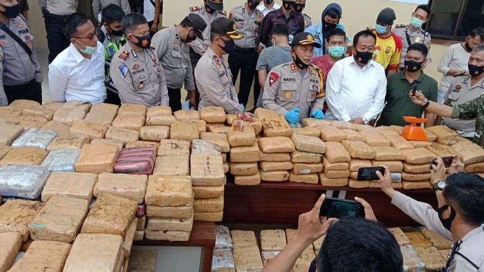 Pengiriman 748 Kg Ganja Dalam Truk Modifikasi Polres Empat Lawang, Sumatera Selatan (Sumsel), berhasil menggagalkan pengiriman narkoba jenis ganja seberat 748 kilogram (kg).